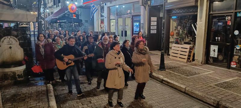 Πατινάδα με παλιές καντάδες  από την χορωδία ενηλίκων του Λυκείου Ελληνίδων (video)