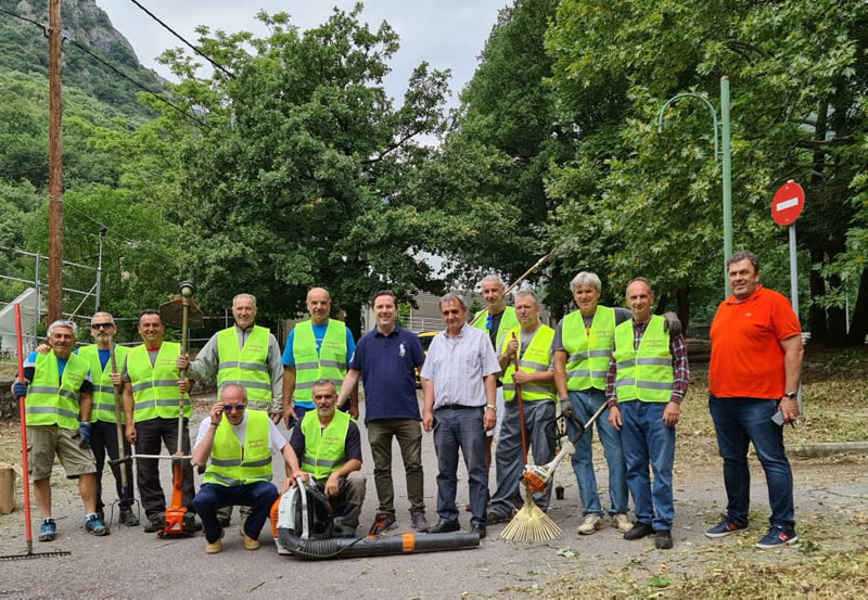 Εθελοντικές εργασίες καθαριότητας και καλλωπισμού στο πάρκινγκ του Δημοτικού Κολυμβητηρίου Νάουσας