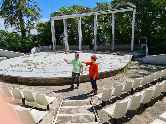 Τον Ιούλιο αναμένεται να επαναλειτουργήσει - έπειτα από πολλά χρόνια - ως θερινός κινηματογράφος το θερινό Δημοτικό Θέατρο Νάουσας  «Μελίνα Μερκούρη». Τον χώρο του θεάτρου επισκέφθηκε πρόσφατα  ο Δήμαρχος Νάουσας Νικόλας Καρανικόλας, συνοδευόμενος από την Αντιδήμαρχο Πολιτισμού Δώρα Μπαλτατζίδου, προκειμένου να δουν τις εργασίες που βρίσκονται σε εξέλιξη, στο πλαίσιο της επαναλειτουργίας θερινού σινεμά στον εν λόγω χώρο. 