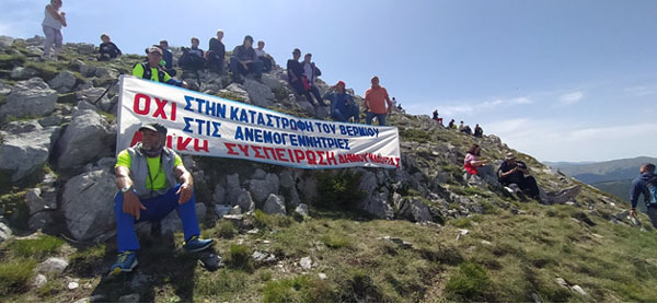   Πανό της «Λαϊκής Συσπείρωσης» στο Άγιο Πνεύμα