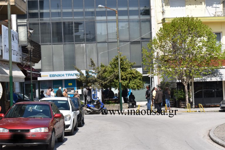 Οι συντάξεις έβγαλαν τους Ναουσαίους από το σπίτι