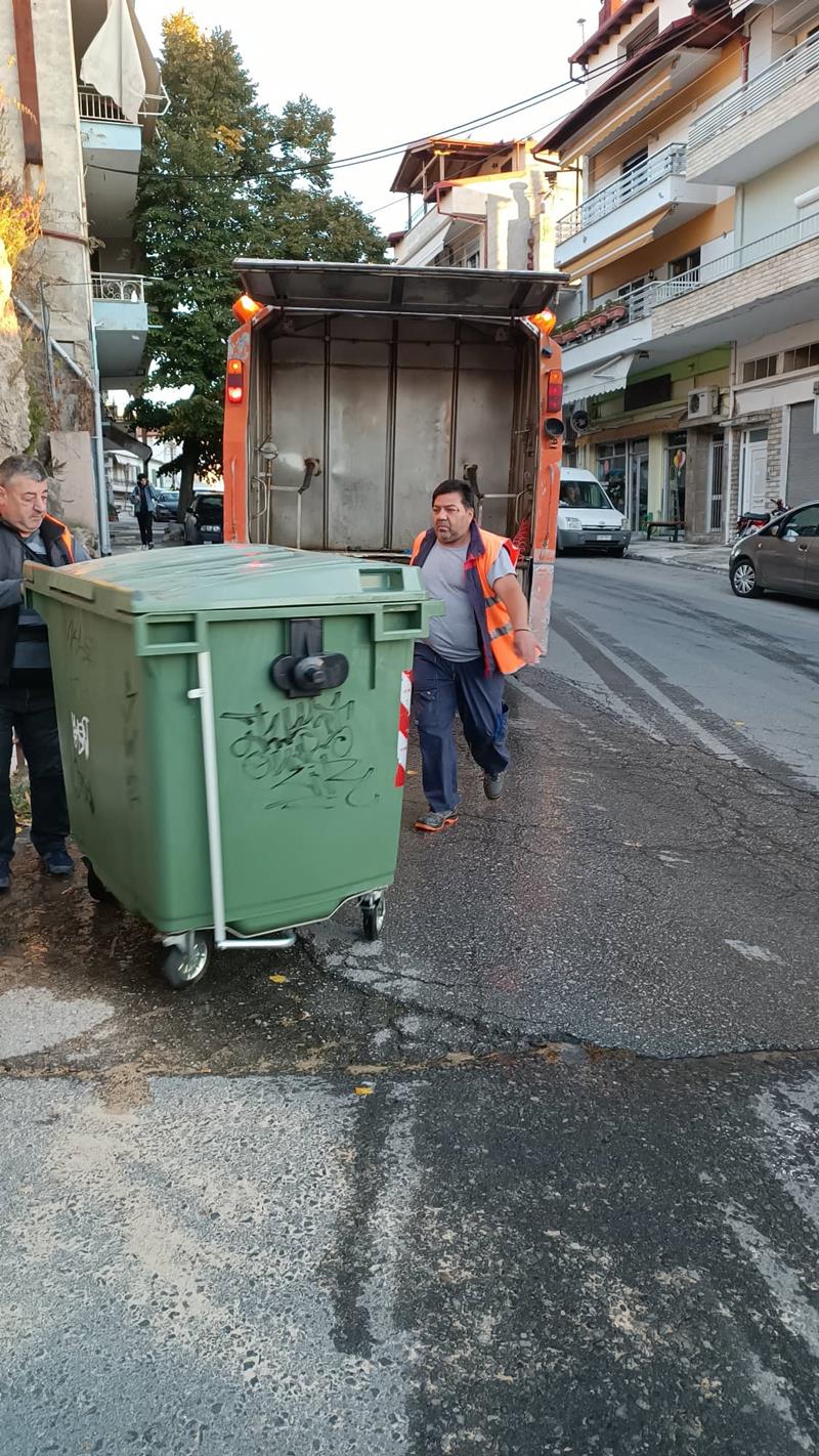 Καθαρισμός και απολύμανση των κάδων απορριμμάτων στη Νάουσα 