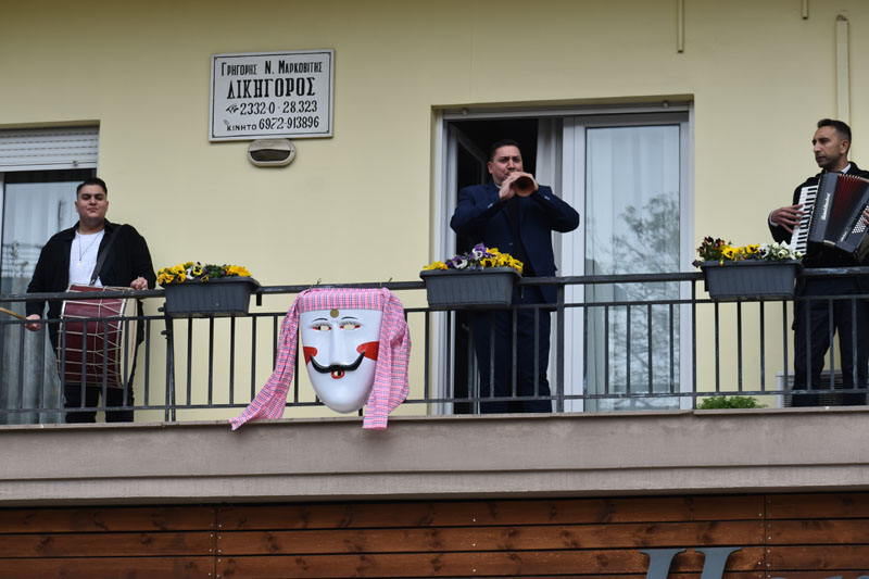 Αντιλαλεί η πλατεία Καρατάσου από τον ζουρνά του Δημήτρη Ψαθά (video)