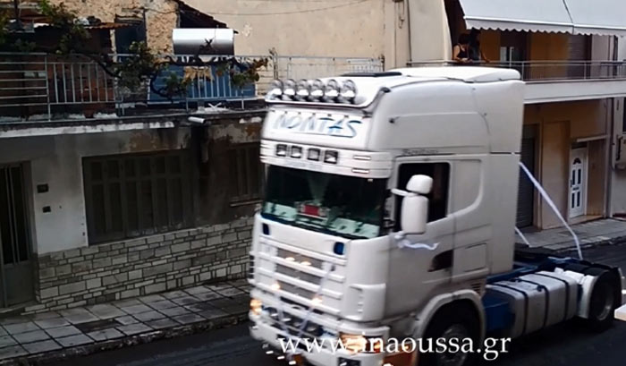 Γάμος με…νταλίκες στη Νάουσα (video)