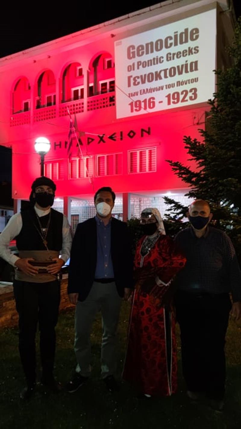 Με κόκκινο χρώμα φωταγωγήθηκε συμβολικά το Δημαρχείο της Νάουσας για την Ημέρα Μνήμης της Γενοκτονίας των Ελλήνων του Πόντου