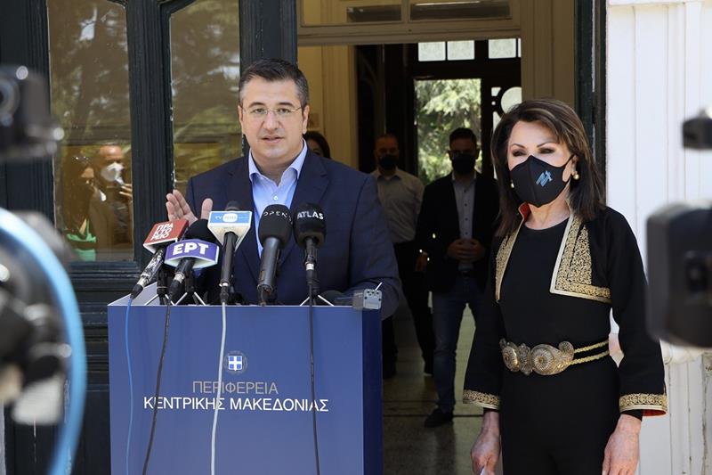 Με  ναουσαίικες λεπτομέρειες η ενδυμασία Γιάννα Αγγελοπούλου – Δασκαλάκη στη συνάντηση του Περιφερειάρχη Κεντρικής Μακεδονίας Απόστολου Τζιτζικώστα