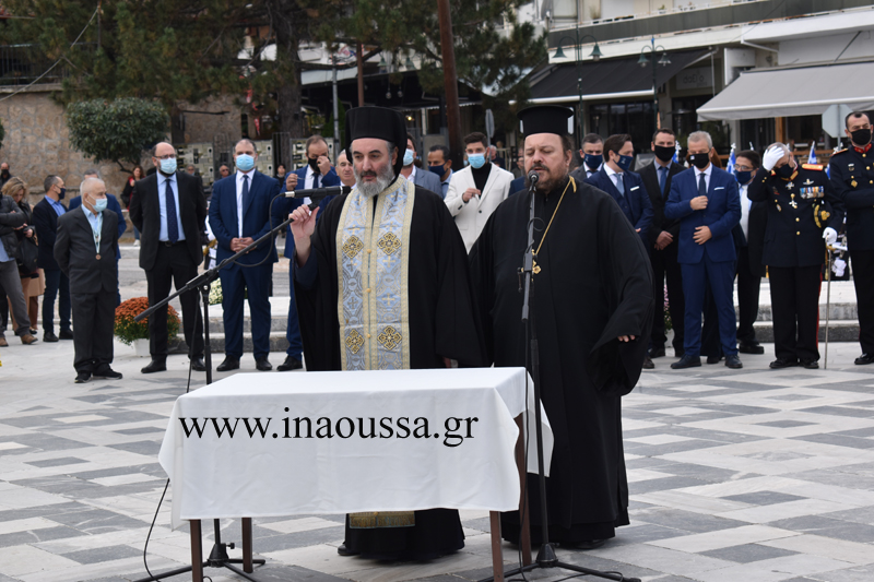 Η κατάθεση στεφάνων στο Ηρώο της Νάουσας (video)