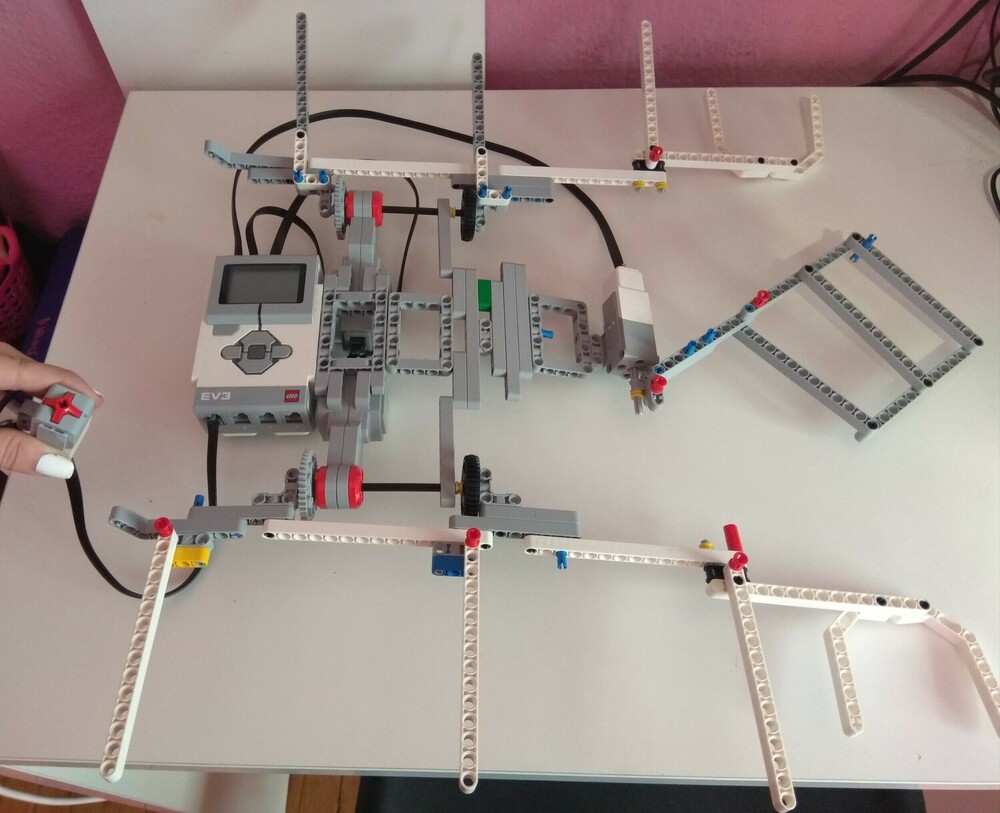 Μαθήτριες από τη Νάουσα έφτιαξαν ρομπότ που διπλώνει τα ρούχα 