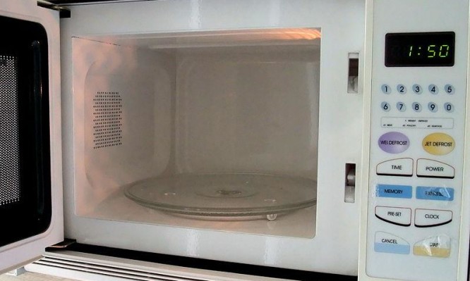 Τι δεν πρέπει να βάζουμε στο φούρνο μικροκυμάτων