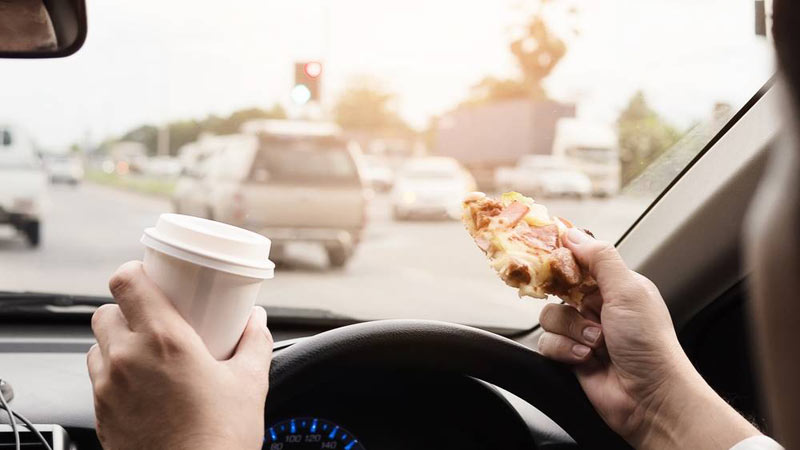 Φαγητό πριν και κατά τη διάρκεια του ταξιδιού: Πώς επηρεάζει την οδήγηση