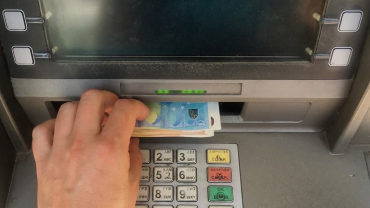 Τράπεζες: Ποιες συναλλαγές δεν θα γίνονται στα καταστήματα από σήμερα