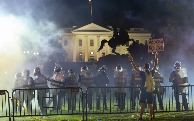 ΗΠΑ: Εκατοντάδες διαδηλωτές έξω από τον Λευκό Οίκο αψήφησαν την απαγόρευση κυκλοφορίας 