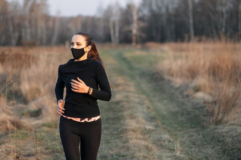 Κορωνοϊός: Πρέπει να φοράμε μάσκα όταν βγαίνουμε για τρέξιμο;
