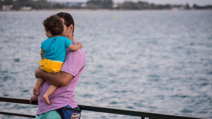 Άδεια και στους πατέρες για δύο μήνες όταν γεννιέται το παιδί - Τι εξετάζεται 