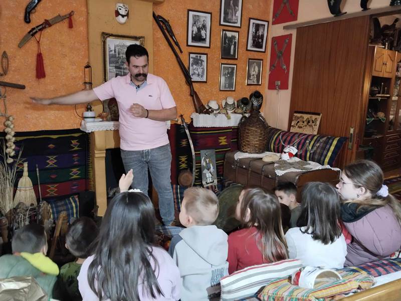 Επίσκεψη του ΚΔΑΠ Νάουσας στο παραδοσιακό σπίτι του Νίκου Δραγουμάνου 