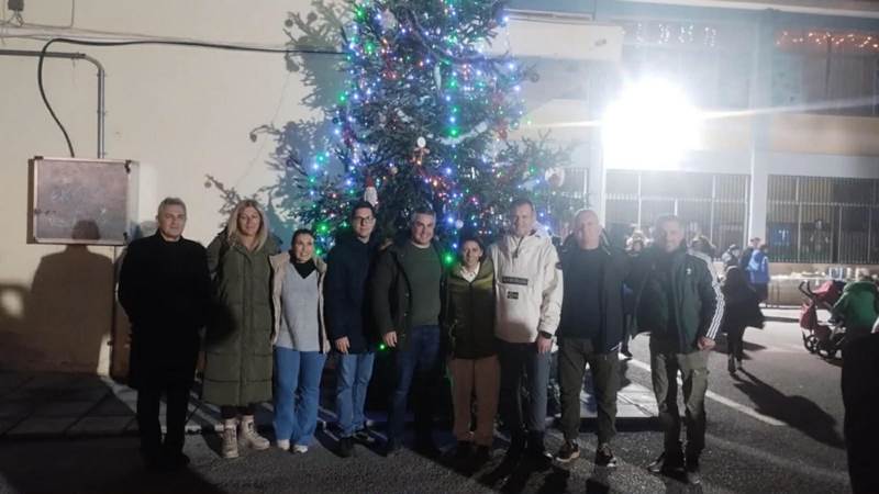 Γιορτινή φωταγώγηση του Χριστουγεννιάτικου Δέντρου στο 7ο Δημοτικό Σχολείο Νάουσας