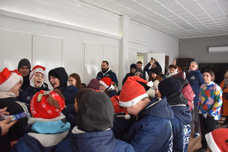 Πρωτοχρονιάτικα κάλαντα από την Κολυμβητική Ακαδημία «Νάουσα» στο Δημαρχείο Νάουσας