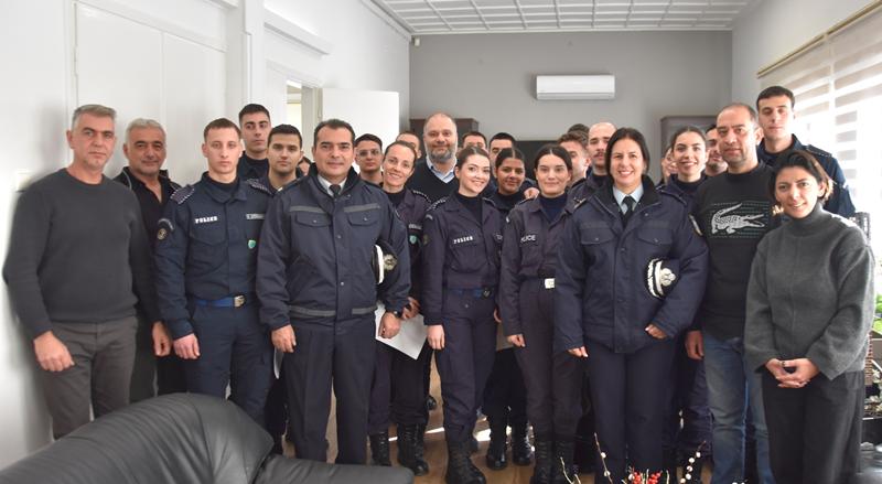 Χριστουγεννιάτικα κάλαντα από τους Δόκιμους της Σχολής Αστυφυλάκων Νάουσας στο Δημαρχείο