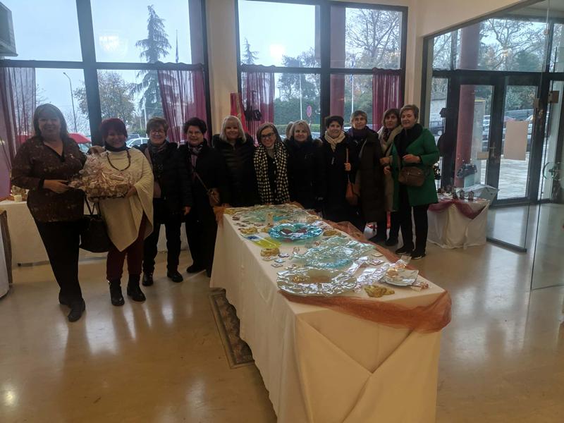 Πρόσφορα χειροποίητων διακοσμητικών του τμήματος εργοθεραπείας του ΚΑΠΗ ΔΗΜΟΥ ΗΡΩΙΚΗΣ ΠΟΛΕΩΣ ΝΑΟΥΣΑΣ ,στο Χριστουγεννιάτικο bazzar της Μονάδας Φροντίδας Ηλικιωμένων Ατόμων (Γηροκομείο Νάουσας)