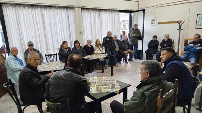 Περιοδεία του ΚΚΕ στον οικισμό «Πανόραμα» της Νάουσας που οι κάτοικοι ζουν 40 χρόνια με τον αμίαντο πάνω από τα κεφάλια τους