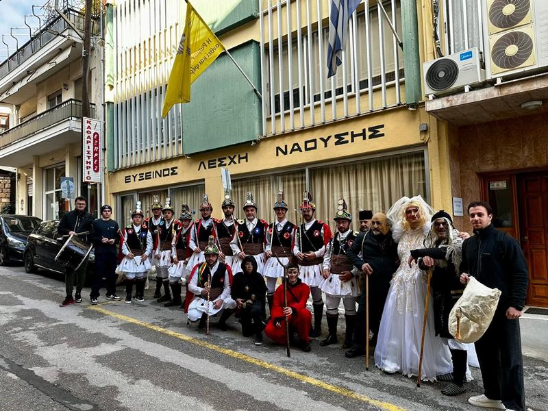 Το ποντιακό έθιμο των Μωμόγερων αναβίωσε για ακόμη μία χρονιά στη Νάουσα, το Σάββατο 27 Δεκεμβρίου 2025, με πρωτοβουλία της Ευξείνου Λέσχης Ποντίων Νάουσας – Εθνικής Βιβλιοθήκης Αργυρουπόλεως «Ο Κυριακίδης»