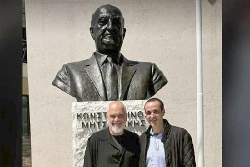 Στη Δερβιτσάνη ο Δημητριάδης: ιδιωτική επίσκεψη ⁠στο άγαλμα του παππού του, συνοδεία του Έντι Ράμα