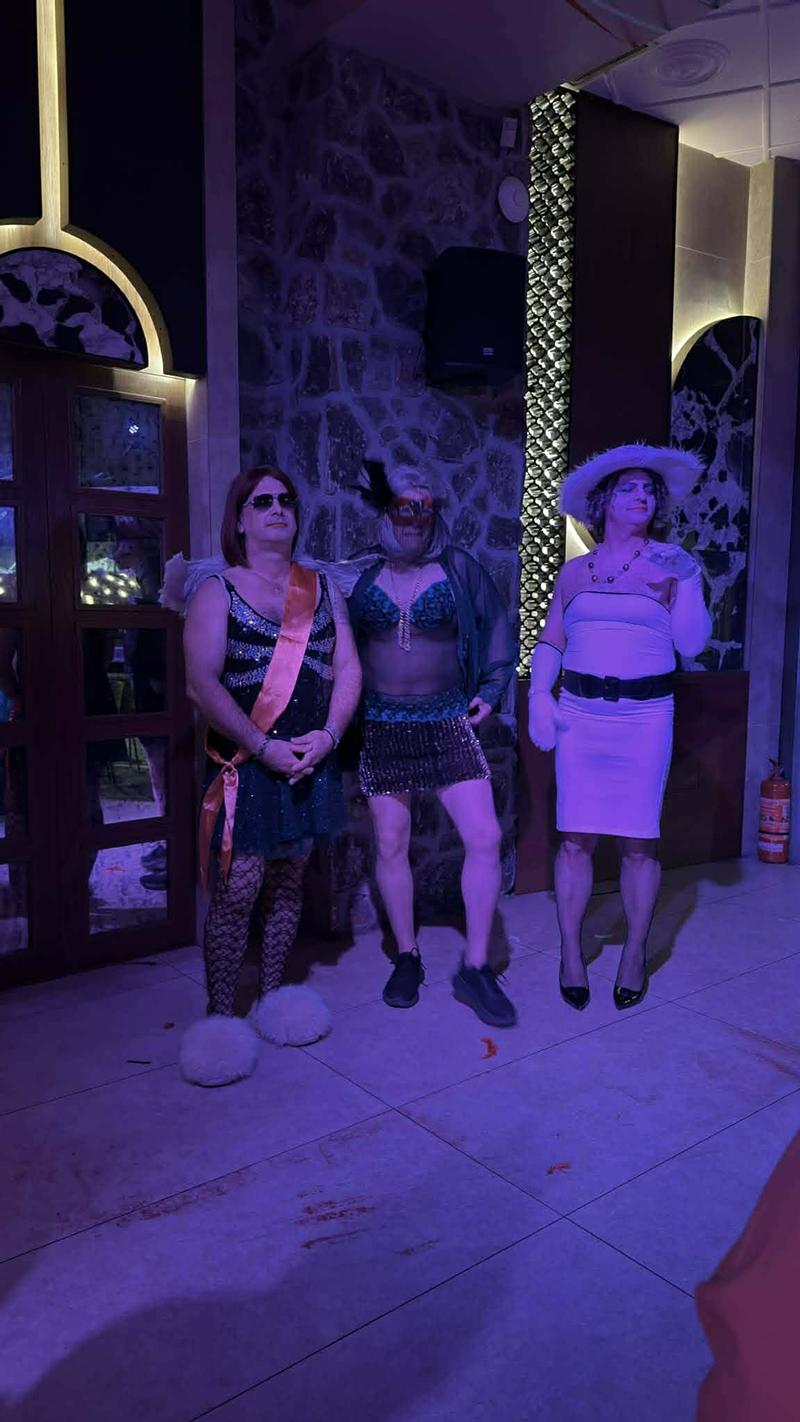 Τρελό κέφι την Τρίτη το βράδυ στο μασκέ πάρτι που διοργάνωσαν απο κοινού το 